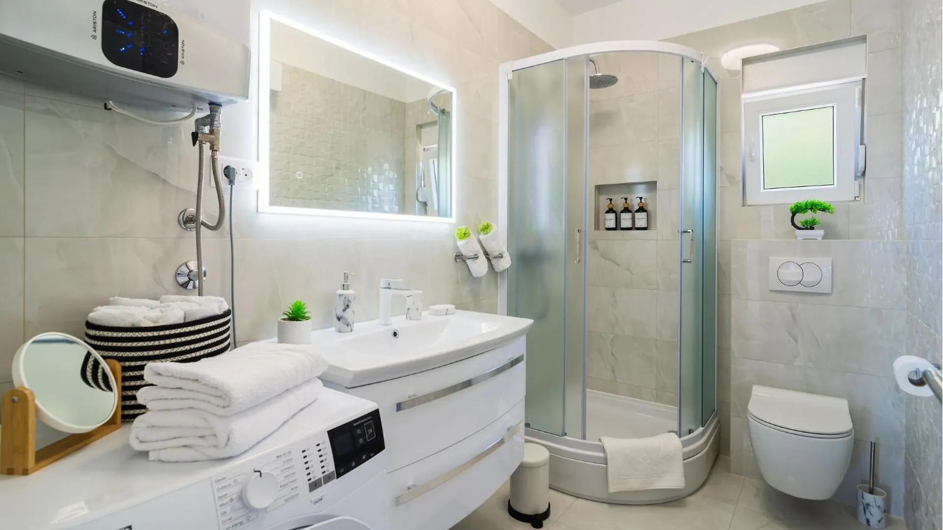 3 Bedroom Beautiful Apartment In Kastel Gomilica Kastela 0*,  Croatia