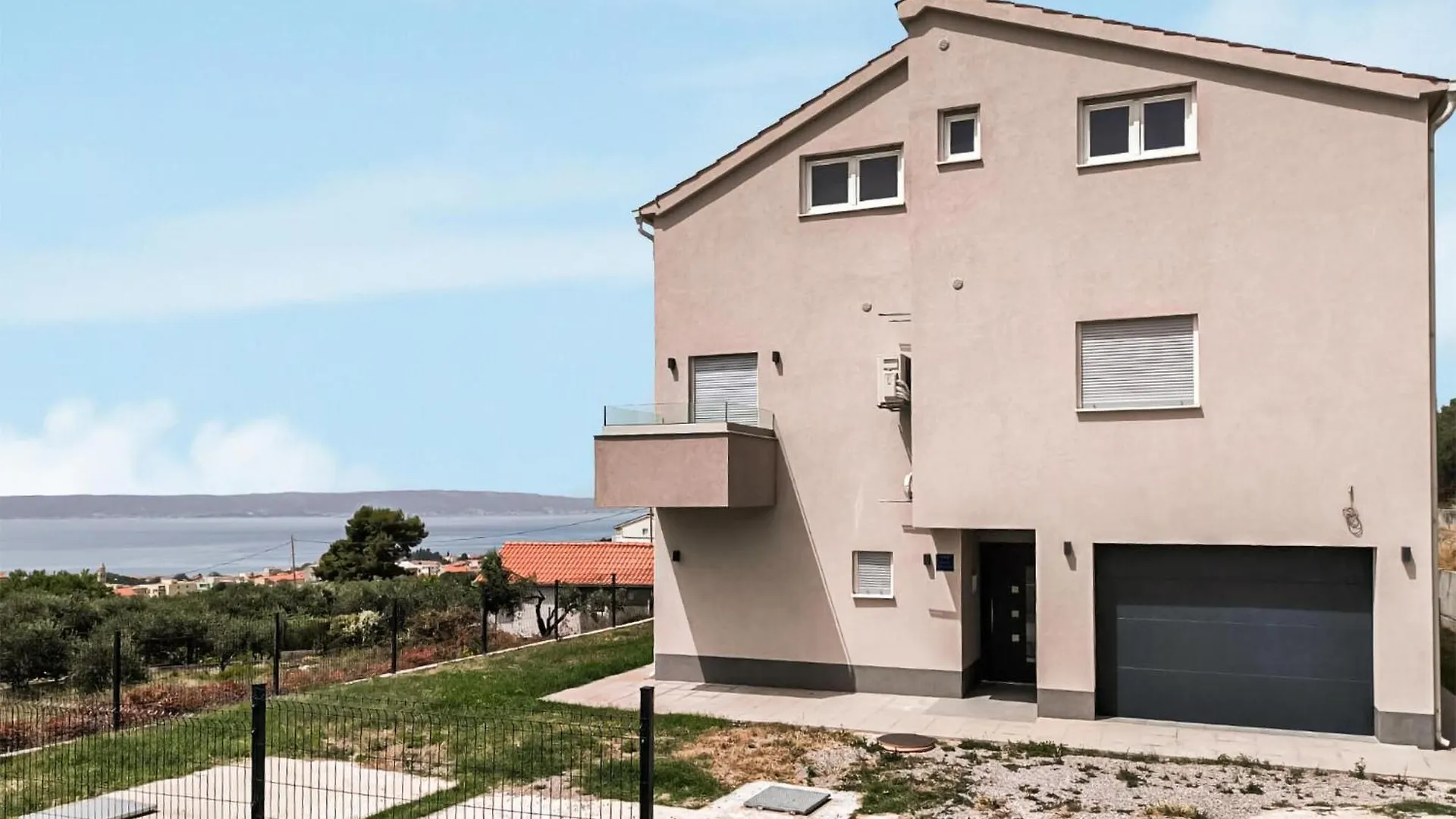 3 Bedroom Beautiful Apartment In Kastel Gomilica Kastela
